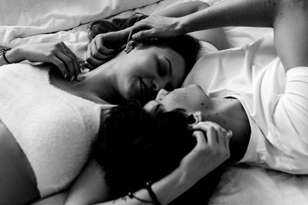 Couple après la pratique BDSM, allongés sur le lit